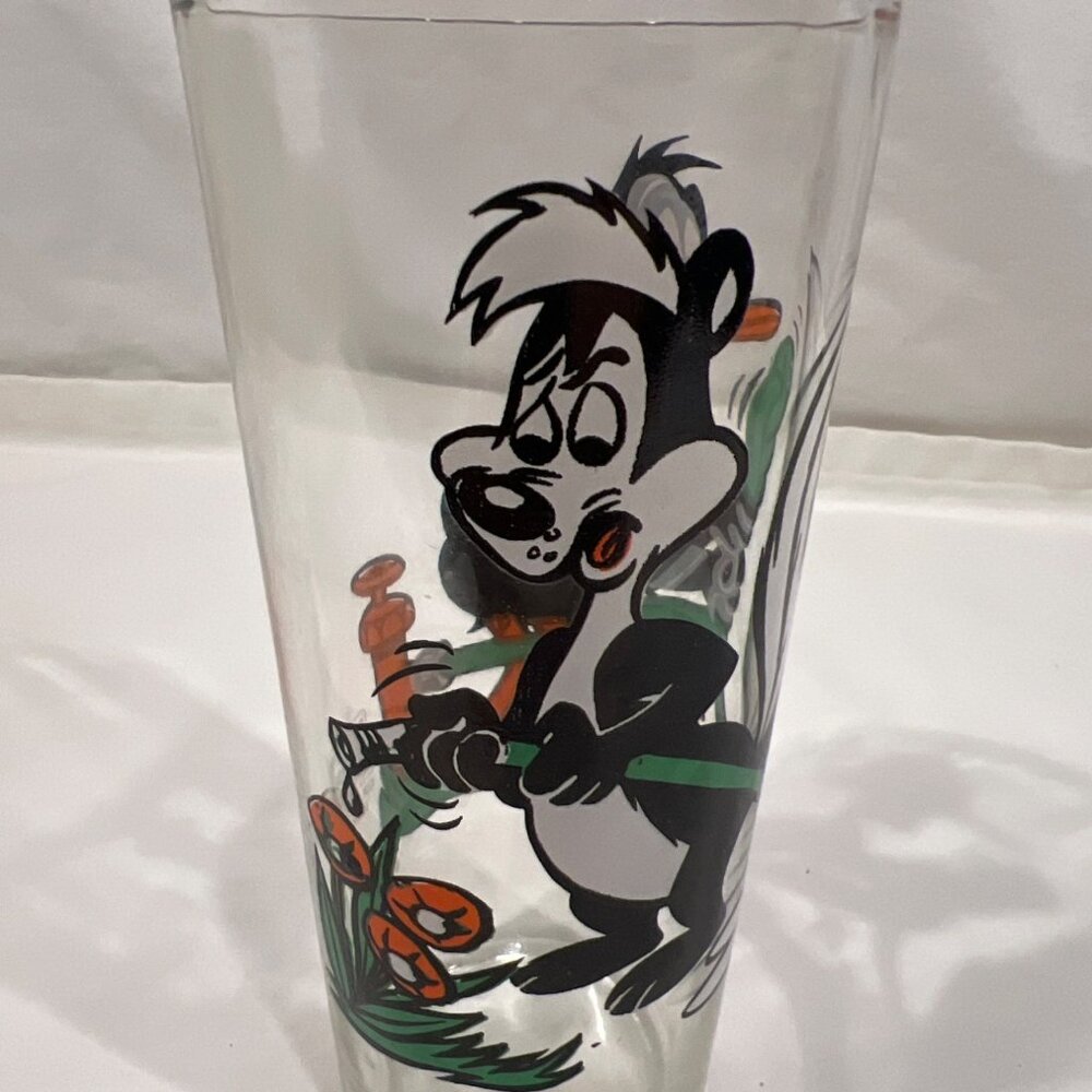 PEPSI Collector Series PEPE LE PEW DAFFY DUCK 1976 Warner Bros glass Vintage